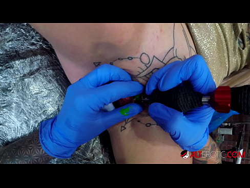 ❤️ Fìor tattooed hottie Sully Savage fhuair tattoo air a clitoris ️❌  Porn dachaigh  aig gd.pornpk.ru